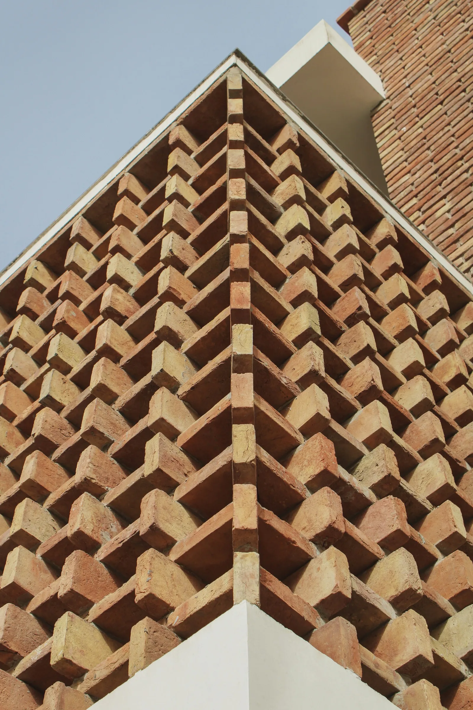 Brick corner laid in a projecting, chequered pattern